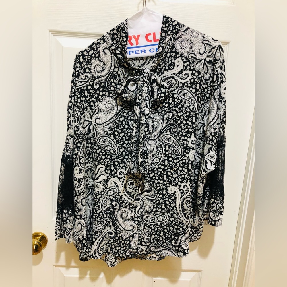 Express Blouse with bow and lace detail